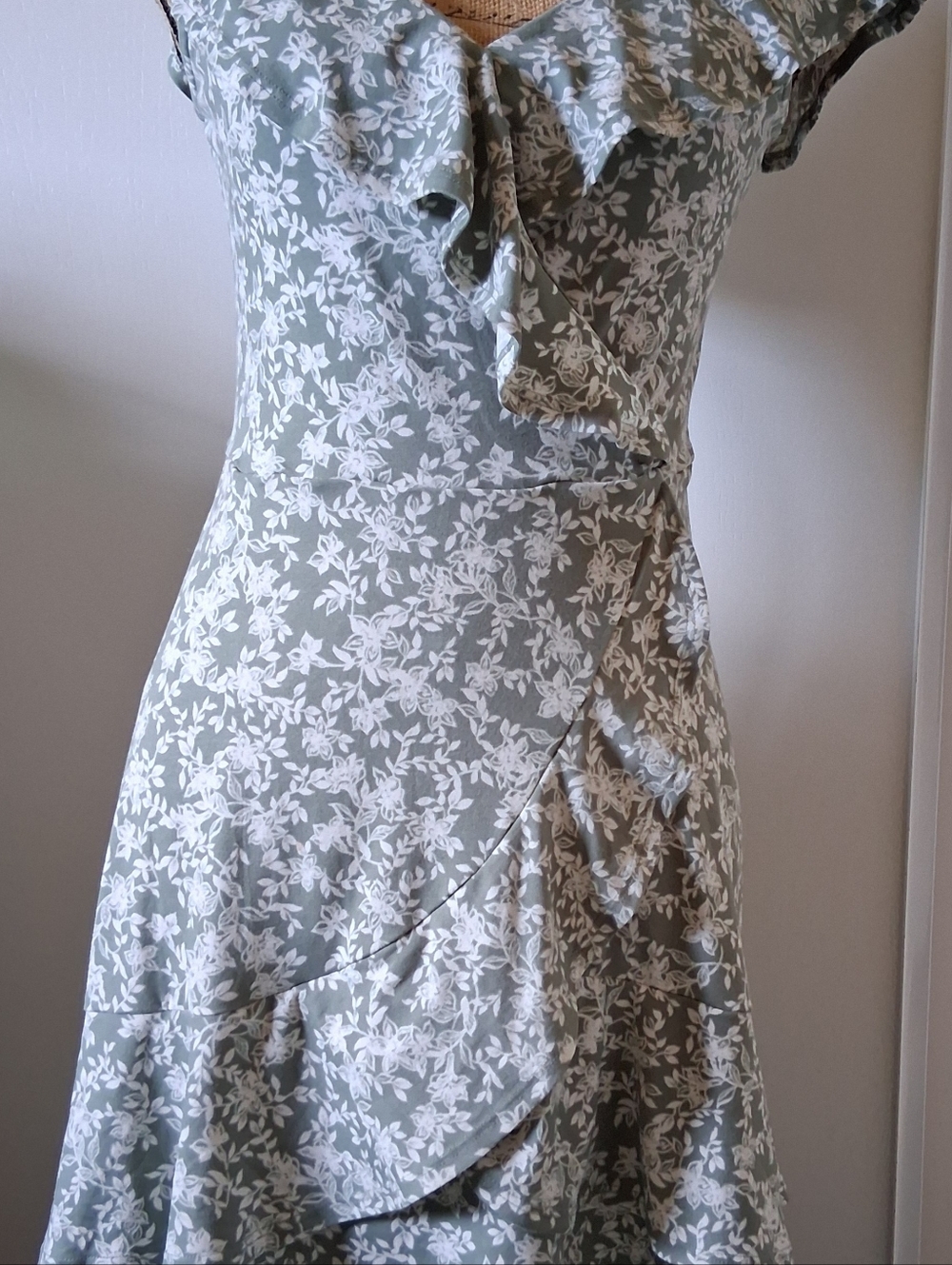 the general good midi dress faux wrap-around cream floral on sage green - Picture 3 of 9